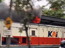 Viral Lokomotif KA Keluarkan Api dan Asap Hitam di Jalan A Yani Surabaya