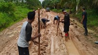 Warga Gotong Royong Perbaiki Jalan Penghubung Desa di Musi Rawas