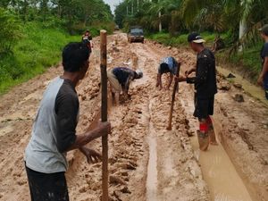 Warga Gotong Royong Perbaiki Jalan Penghubung Desa di Musi Rawas
