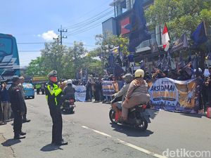 Ada Unjuk Rasa di Jalan Ratna Surabaya, Jalur Menyempit tapi Lancar