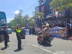 Ada Unjuk Rasa di Jalan Ratna Surabaya, Jalur Menyempit tapi Lancar