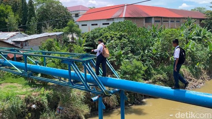 Video: Bertaruh Nyawa, Siswa SMP di Medan Seberangi Pipa Demi Pergi Sekolah