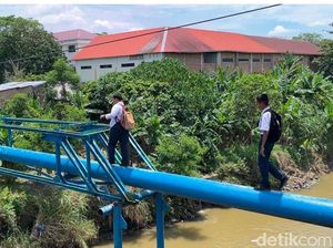 Bertaruh Nyawa, Siswa SMP di Medan Seberangi Pipa Demi Pergi Sekolah