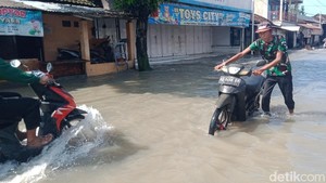 Juwiring Klaten Banjir, Banyak Motor dan Mobil Mogok