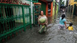 Banjir Rendam Sukoharjo, Warga Berjibaku Selamatkan Barang