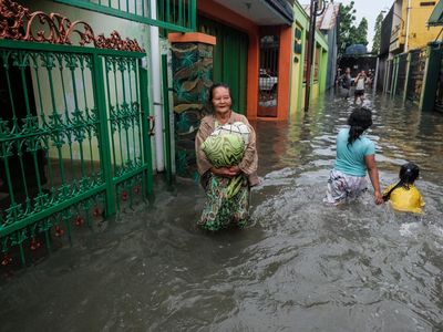 Banjir Rendam Sukoharjo, Warga Berjibaku Selamatkan Barang