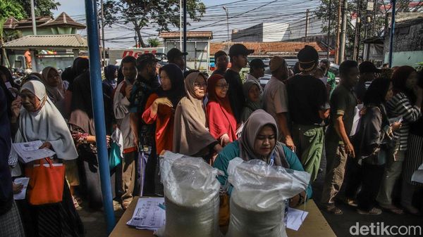 Bantuan Pangan Disalurkan, Warga Bantargebang Antre dengan Tertib