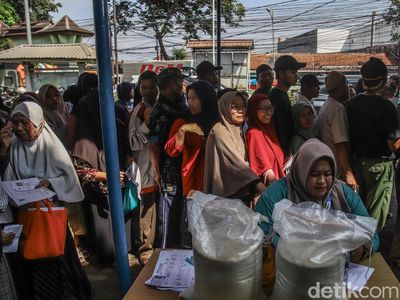 Bantuan Pangan Disalurkan, Warga Bantargebang Antre dengan Tertib