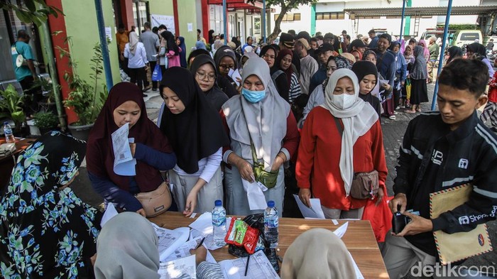 Sejumlah penduduk tampak mengantre dengan tertib untuk mendapatkan support pangan di area Kantor Lurah Bantargebang, Bekasi, Jawa Barat, Rabu (15/4/2026). Sejak pagi hari, ratusan penduduk sudah berdatangan dengan membawa kartu identitas serta arsip pendukung untuk memastikan mereka terdaftar sebagai penerima bantuan. Suasana antrean terlihat ramai namun tetap kondusif dengan pengawasan dari petugas setempat.