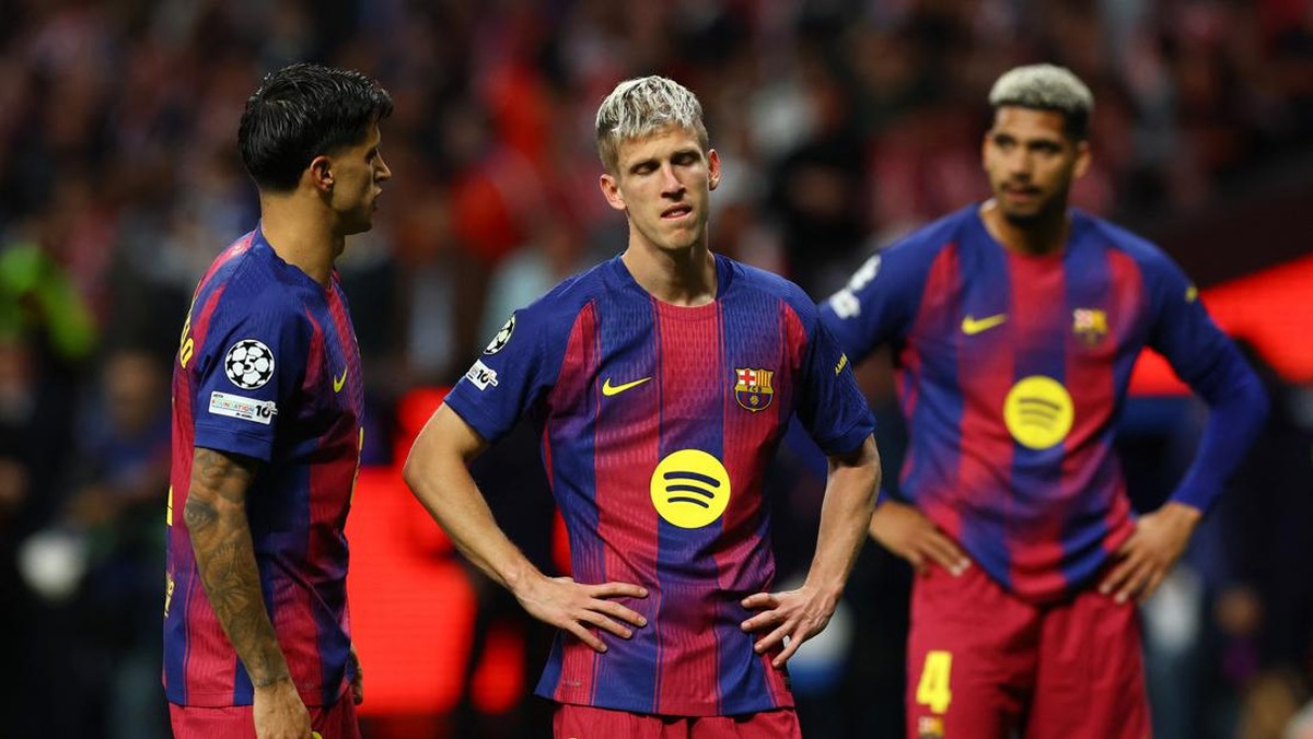 Wajah sedih Joao Cancelo, Dani Olmo, dan Ronald Araujo usai Barcelona tersingkir dari Liga Champions. Foto: REUTERS/Albert Gea