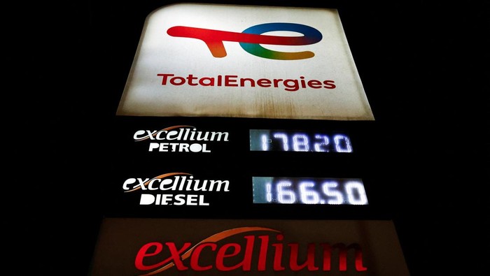 BBM Langka, Antrean Mengular di SPBU A motorcycle taxi rider gestures to the camera as he calls for more fuel to be readily available while waiting to refuel his motorcycle at a TotalEnergies petrol station ahead of an announced fuel price hike, as fuel costs rise amid dunia disruptions caused by the Iran war, in Nairobi, Kenya April 14, 2026. REUTERS/Thomas Mukoya