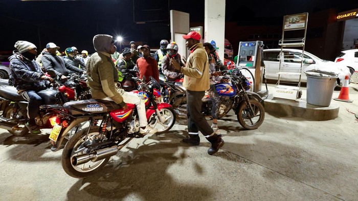 BBM Langka, Antrean Mengular di SPBU A motorcycle taxi rider gestures to the camera as he calls for more fuel to be readily available while waiting to refuel his motorcycle at a TotalEnergies petrol station ahead of an announced fuel price hike, as fuel costs rise amid dunia disruptions caused by the Iran war, in Nairobi, Kenya April 14, 2026. REUTERS/Thomas Mukoya