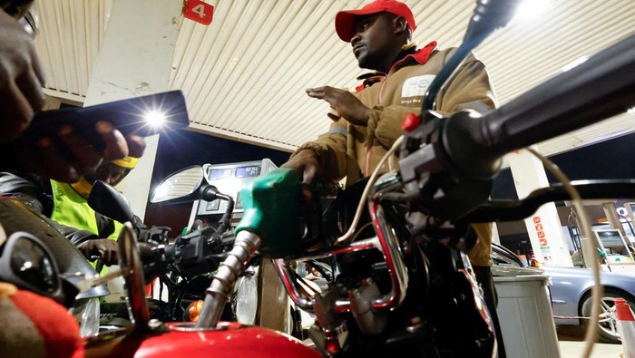 BBM Langka, Antrean Mengular di SPBU A motorcycle taxi rider gestures to the camera as he calls for more fuel to be readily available while waiting to refuel his motorcycle at a TotalEnergies petrol station ahead of an announced fuel price hike, as fuel costs rise amid dunia disruptions caused by the Iran war, in Nairobi, Kenya April 14, 2026. REUTERS/Thomas Mukoya