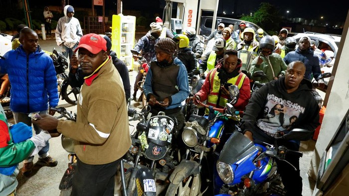 BBM Langka, Antrean Mengular di SPBU A motorcycle taxi rider gestures to the camera as he calls for more fuel to be readily available while waiting to refuel his motorcycle at a TotalEnergies petrol station ahead of an announced fuel price hike, as fuel costs rise amid dunia disruptions caused by the Iran war, in Nairobi, Kenya April 14, 2026. REUTERS/Thomas Mukoya