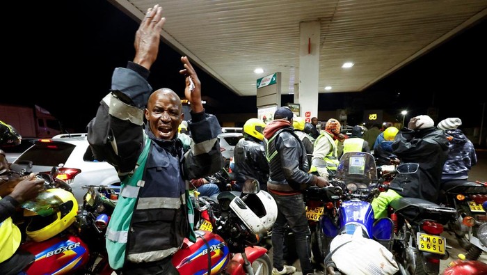 BBM Langka, Antrean Mengular di SPBU A motorcycle taxi rider gestures to the camera as he calls for more fuel to be readily available while waiting to refuel his motorcycle at a TotalEnergies petrol station ahead of an announced fuel price hike, as fuel costs rise amid dunia disruptions caused by the Iran war, in Nairobi, Kenya April 14, 2026. REUTERS/Thomas Mukoya
