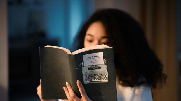 Kepribadian orang yang membaca buku sebelum tidur adalah mereka sosok yang disiplin. Hal ini terlihat dari kebiasaan mereka yang rutin membaca buku sebelum tidur.