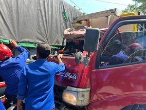 2 Truk Adu Banteng di Blondo Magelang, Sopir Terjepit