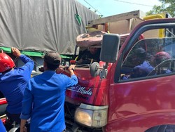 2 Truk Adu Banteng di Blondo Magelang, Sopir Terjepit