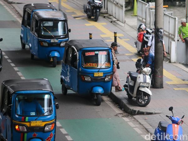 Bajaj dan Taksi Ngetem hingga Makan Jalan di Pasar Mayestik