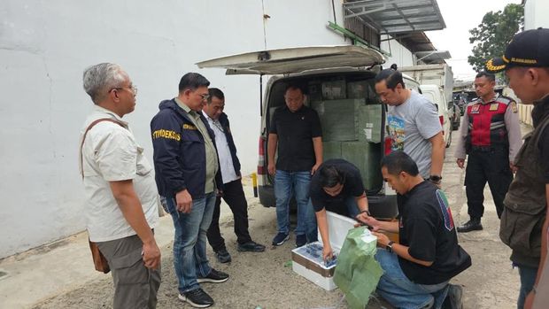 Dittipideksus Bareskrim Polri membongkar dugaan penyelundupan HP impor ilegal. Dittipideksus Bareskrim menyita ribuan HP terlarangan usai menggeledah 5 lokasi. (dok Polri)