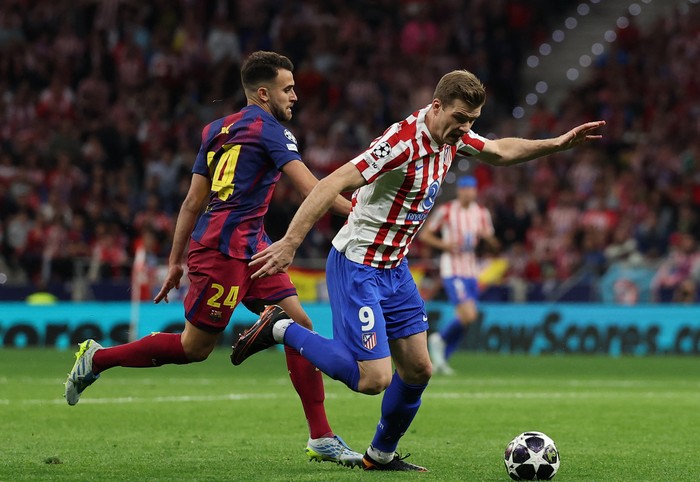 Soccer Football - UEFA Champions League - Quarter Final - Second Leg - Atletico Madrid v FC Barcelona - Riyadh Air Metropolitano, Madrid, Spain - April 14, 2026 FC Barcelona's Eric Garcia fouls Atletico Madrid's Alexander Sorloth before being shown a red card after a VAR review REUTERS/Gonzalo Fuentes