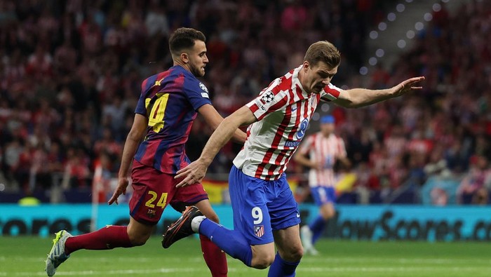 Momen Eric Garcia menjatuhkan Alexander Sorloth yang berujung kartu merah di babak kedua.