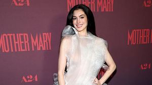 Manis Senyum Anne Hathaway dan Kilau Perhiasan Mewah di Premier Mother Mary