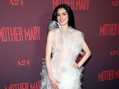 Manis Senyum Anne Hathaway dan Kilau Perhiasan Mewah di Premier Mother Mary