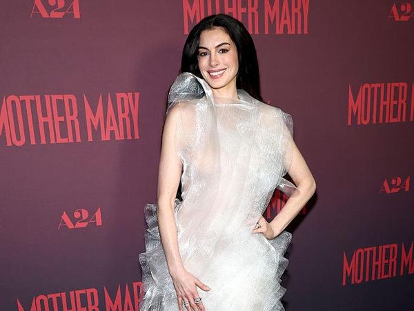 Manis Senyum Anne Hathaway dan Kilau Perhiasan Mewah di Premier Mother Mary