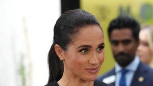 Gaya Meghan Markle di Australia, Viral Turun Kelas Naik Pesawat Komersial