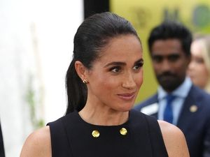 Gaya Meghan Markle di Australia, Viral Turun Kelas Naik Pesawat Komersial