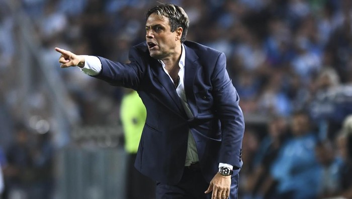 AVELLANEDA, ARGENTINA - MARCH 05: Guillermo Hoyos head coach of Talleres reacts during a match between Racing Club and Talleres as part of Copa de la Liga 2022 at Presidente Peron Stadium on March 5, 2022 in Avellaneda, Argentina. (Photo by Rodrigo V