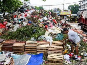 Gunungan Sampah di Pasar Minggu Kian Parah, Warga Resah