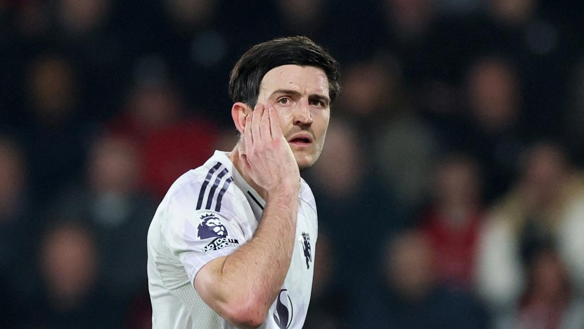 Harry Maguire kemungkinan absen lawan Chelsea akhir pekan ini. (REUTERS/Hannah McKay)