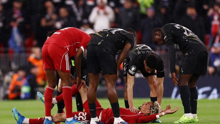 Soccer Football - UEFA Champions League - Quarter Final - Second Leg - Liverpool v Paris St Germain - Anfield, Liverpool, Britain - April 14, 2026 Liverpools Hugo Ekitike reacts after sustaining an injury Action Images via Reuters/Lee Smith