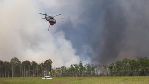 Kebakaran Semak Meluas, Helikopter Dikerahkan Padamkan Api