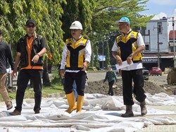 Pantau Betonisasi Jalan RSUD Palabuhanratu, Kadis PU Sukabumi: Juni Tuntas