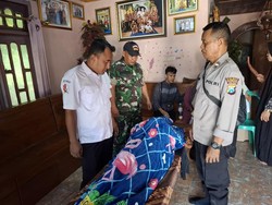 Pensiunan Guru di Bojonegoro Tewas Tersengat Listrik Saat Potong Pohon