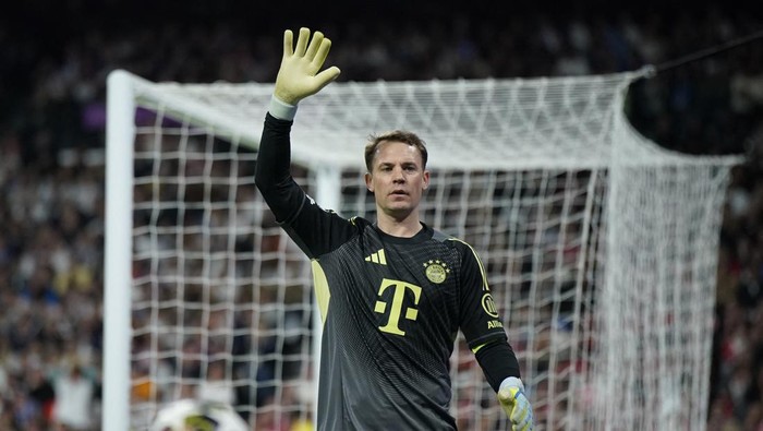 Manuel Neuer belum tahu mau pensiun atau lanjut main musim depan.