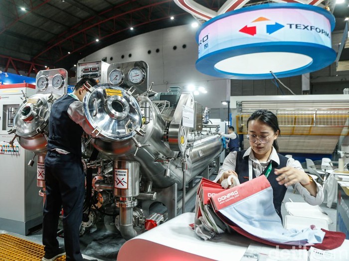 Melihat Pameran Mesin Produksi Tekstil di JIExpo Kemayoran Petugas memeragakan langkah penggunaan mesin tekstil dalam pameran Indo Intertex–Inatex 2026 di JIExpo Kemayoran, Jakarta, Rabu (15/4/2026). Kegiatan ini berjalan di tengah kondisi dunia nan tetap dinamis, ditandai ketegangan geopolitik, disrupsi perdagangan, serta pergeseran rantai pasok nan memengaruhi industri manufaktur, termasuk sektor tekstil dan produk tekstil (TPT).