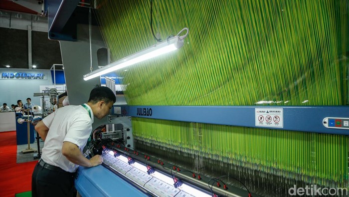 Melihat Pameran Mesin Produksi Tekstil di JIExpo Kemayoran Petugas memeragakan langkah penggunaan mesin tekstil dalam pameran Indo Intertex–Inatex 2026 di JIExpo Kemayoran, Jakarta, Rabu (15/4/2026). Kegiatan ini berjalan di tengah kondisi dunia nan tetap dinamis, ditandai ketegangan geopolitik, disrupsi perdagangan, serta pergeseran rantai pasok nan memengaruhi industri manufaktur, termasuk sektor tekstil dan produk tekstil (TPT).