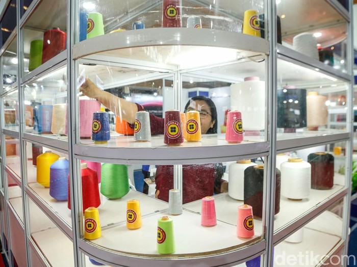 Melihat Pameran Mesin Produksi Tekstil di JIExpo Kemayoran Petugas memeragakan langkah penggunaan mesin tekstil dalam pameran Indo Intertex–Inatex 2026 di JIExpo Kemayoran, Jakarta, Rabu (15/4/2026). Kegiatan ini berjalan di tengah kondisi dunia nan tetap dinamis, ditandai ketegangan geopolitik, disrupsi perdagangan, serta pergeseran rantai pasok nan memengaruhi industri manufaktur, termasuk sektor tekstil dan produk tekstil (TPT).