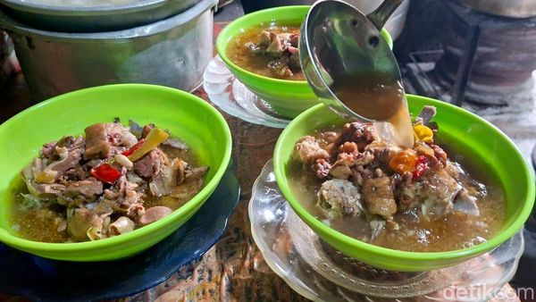 Segarnya Asem-Asem Kambing Bu Djum Nganjuk yang Melegenda