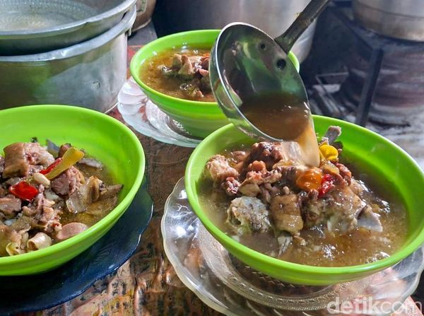 Segarnya Asem-Asem Kambing Bu Djum Nganjuk yang Melegenda