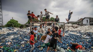 Miris! Anak-anak Bermain di Tengah Tumpukan Limbah di Semper Barat