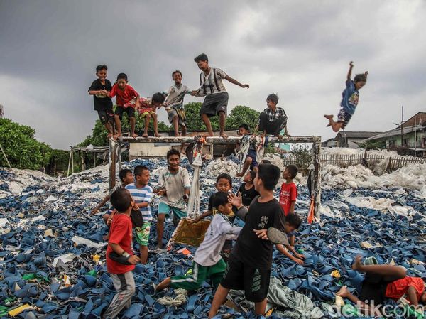 Miris! Anak-anak Bermain di Tengah Tumpukan Limbah di Semper Barat