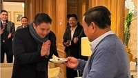 Momen Prabowo Ikut Rayakan Ultah Seskab Teddy di Sela Kunker di Paris