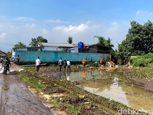 Tanggul Sementara Dipasang di Sungai Cisunggalah Majalaya yang Jebol