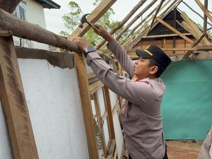 Polda Sumsel Respons Cepat Bedah Rumah Terdampak Puting Beliung di Ogan Ilir