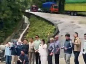 Rombongan Arteria Dahlan Berfoto di Sitinjau Lauik, Kapolres Solok Kota Ditegur